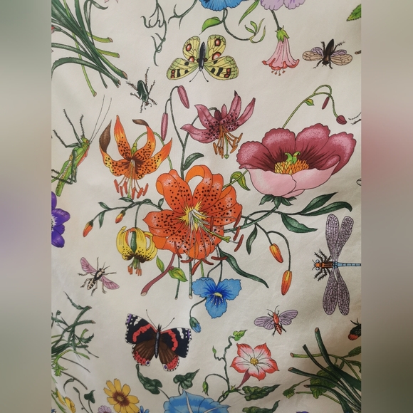 Authentic Gucci Vittorio Accornero Floral Scarf - 32" x 32" Orchid 100% Silk - Picture 12 of 15